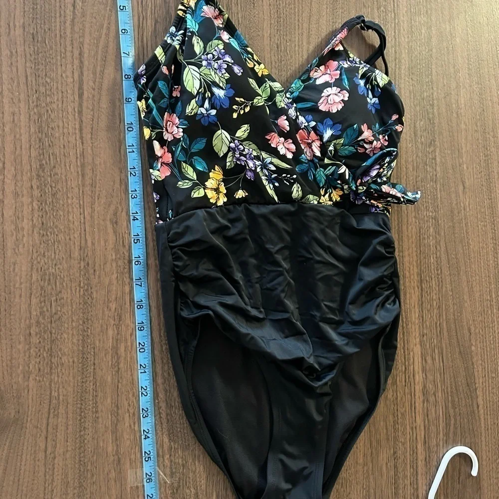 Time and Tru medium floral swimsuit one piece like new